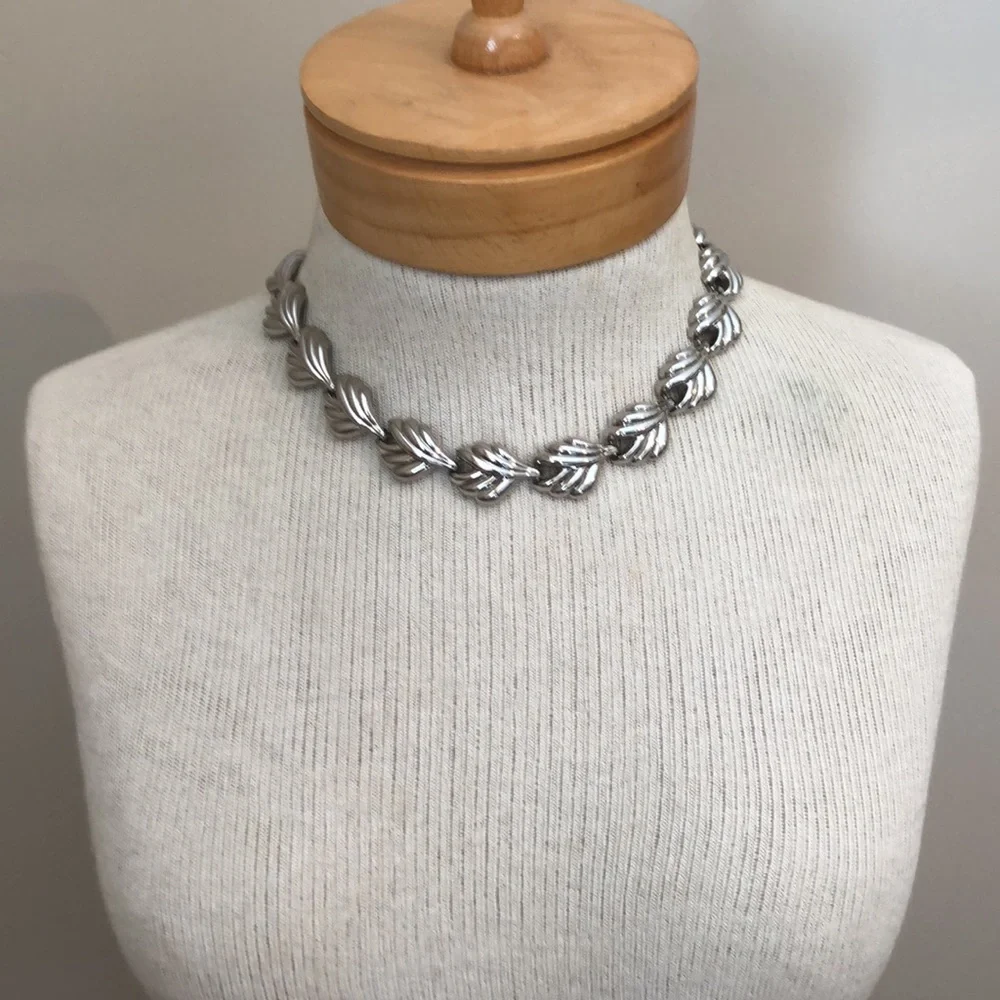 Vintage Silvertone Statement Necklace Leave or Shell Shapes - Picture 13 of 14